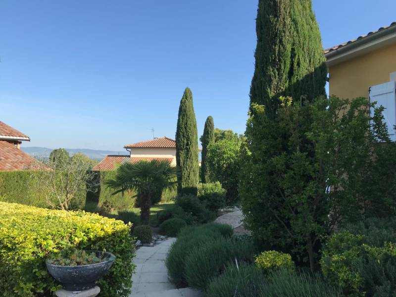 disponible à la vente villa de plain pied au calme