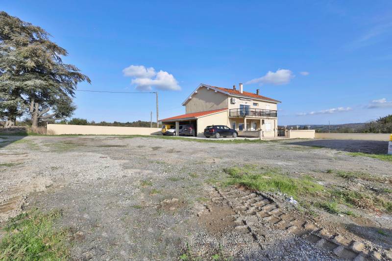 Exclusivité : propriété de plusieurs hectares idéal activité équestre à Saint-Georges-d'Espéranche