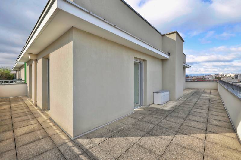 Villeurbanne : terrasse donnant sur les chambres