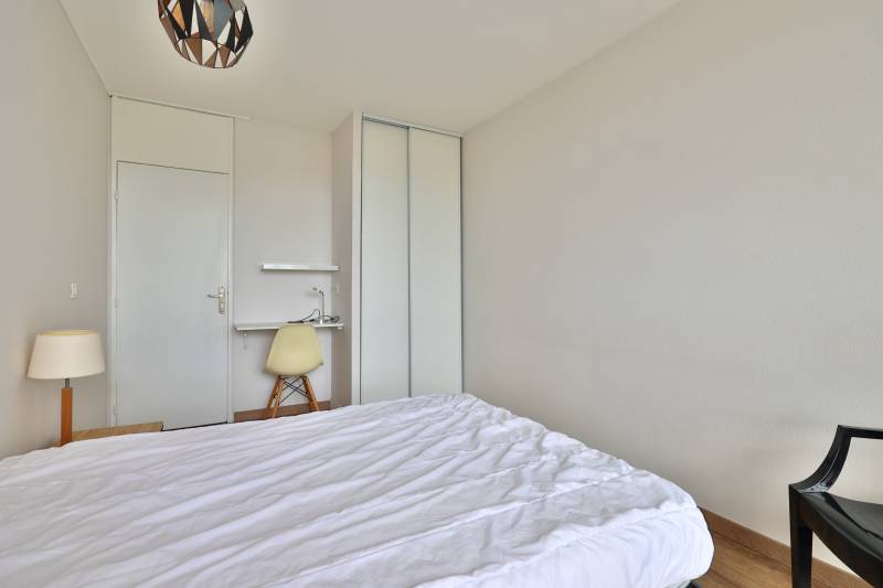 chambre (bureau et placard encastré)