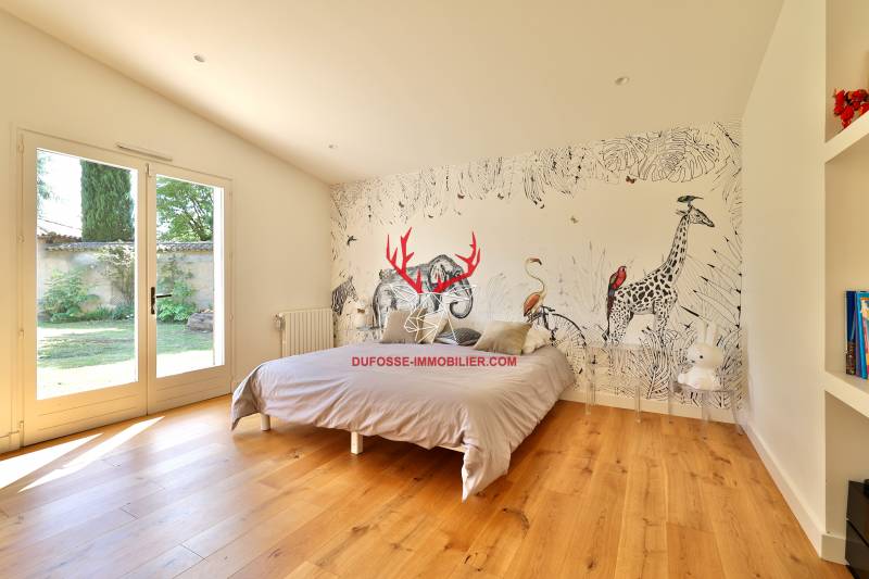 Villa rénovée avec piscine Ecully  Piscine 5 chambres terrain plat studio indépendant