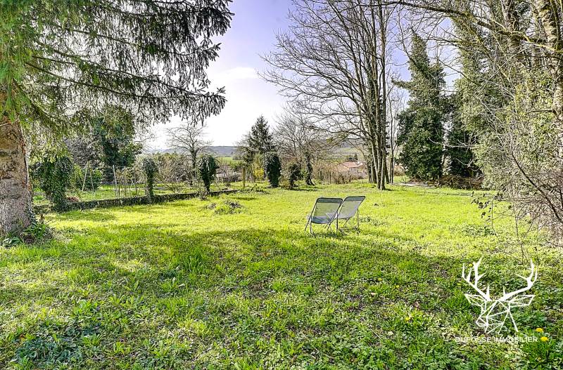 Charantonnay en centre village - Maison de type 4 sur parcelle arborée de 780m² avec cave et dépendances