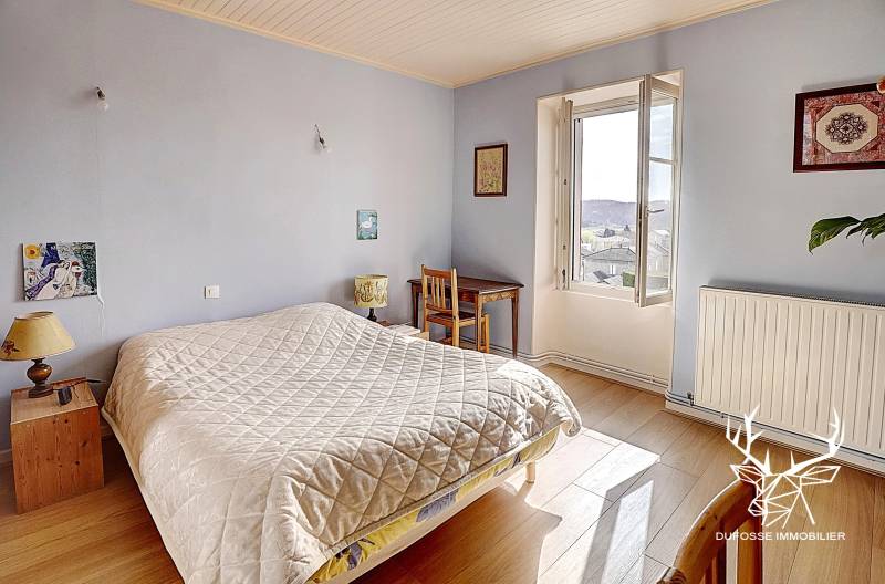 En centre-village, au calme absolu, maison T4 avec dépendances (38790)