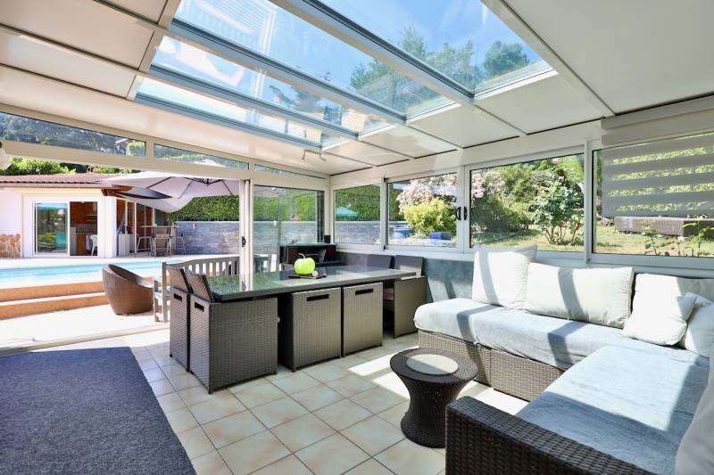 Belle maison individuelle avec véranda, piscine et beau jardin à Collonges-au-Mont-d'Or