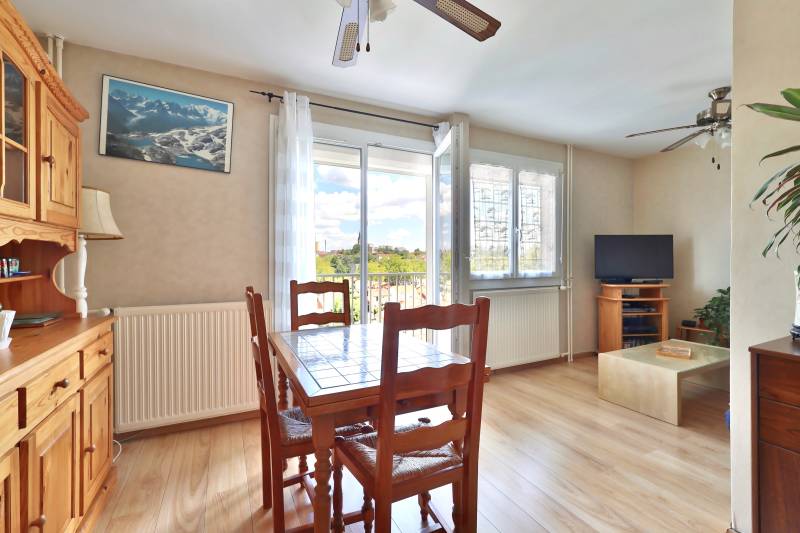 Espace salle à manger donnant sur le balcon