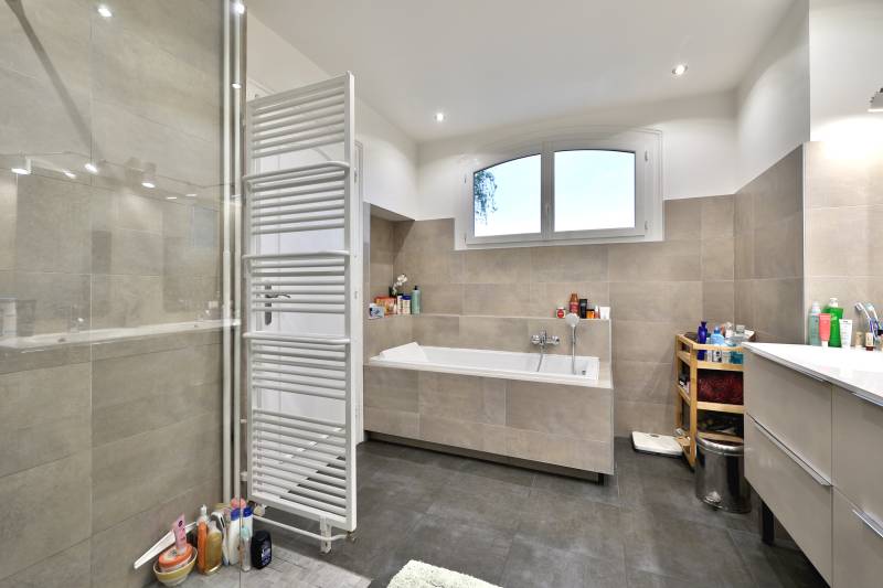 A vendre : maison individuelle de plus de 300m2 avec piscine et vue dégagée à La Fouillouse