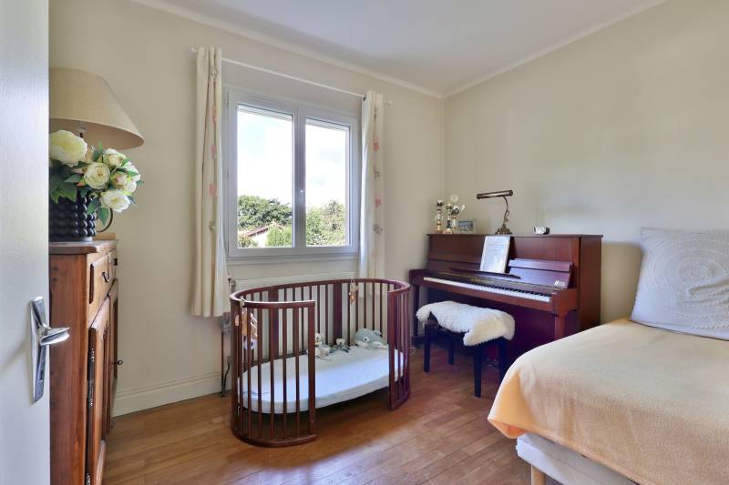 Maison proche Caluire, voie verte, 5 chambres et TCL. Jardin piscinable avec 5 chambres à Fontaines-sur-Saône au calme avec 5 chambres et possible extension