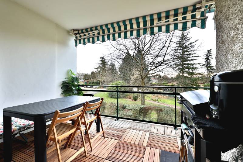Appartement T4 avec terrasse proche centre Charbonnières-les-Bains proche centre dans résidence de standing avec piscine et tennis