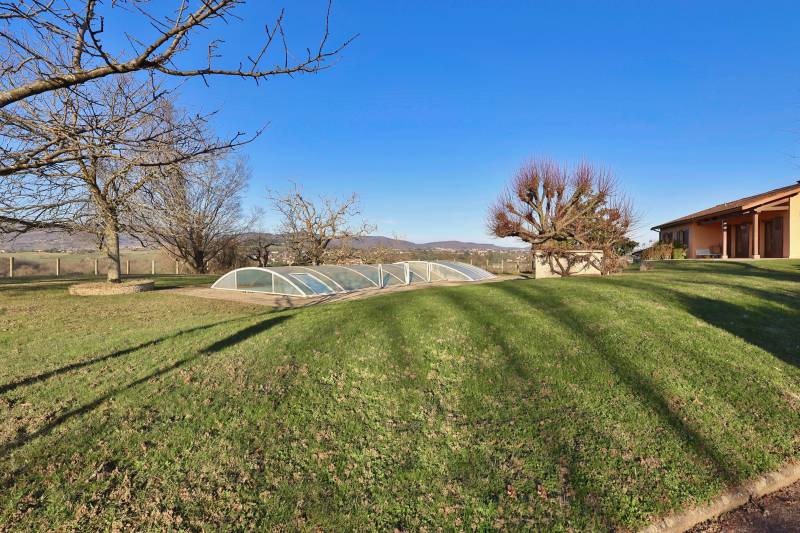 Magnifique terrain plat clos et arboré avec piscine au sel 12x5 