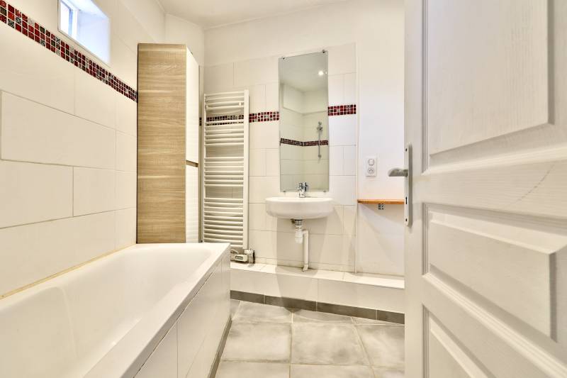 grande maison au centre de Les Chères 