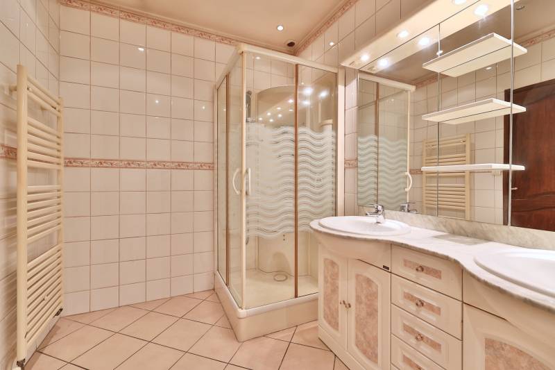 Salle d'eau avec double vasques