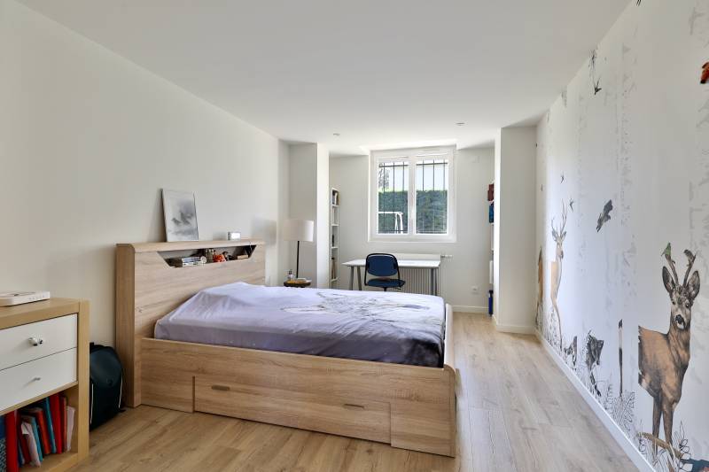 Maison proche Caluire et Ombrosa, jardin piscinable au calme à Fontaines-sur-Saône au calme avec 5 chambres et possible extension