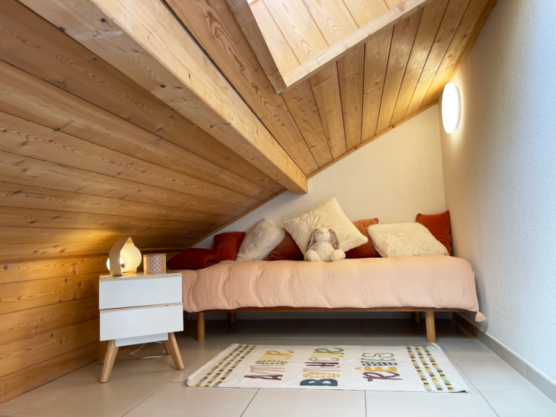 STUDIO SOUS COMBLE - RESIDENCE PISCINE LA joue du loup dans le devoluy