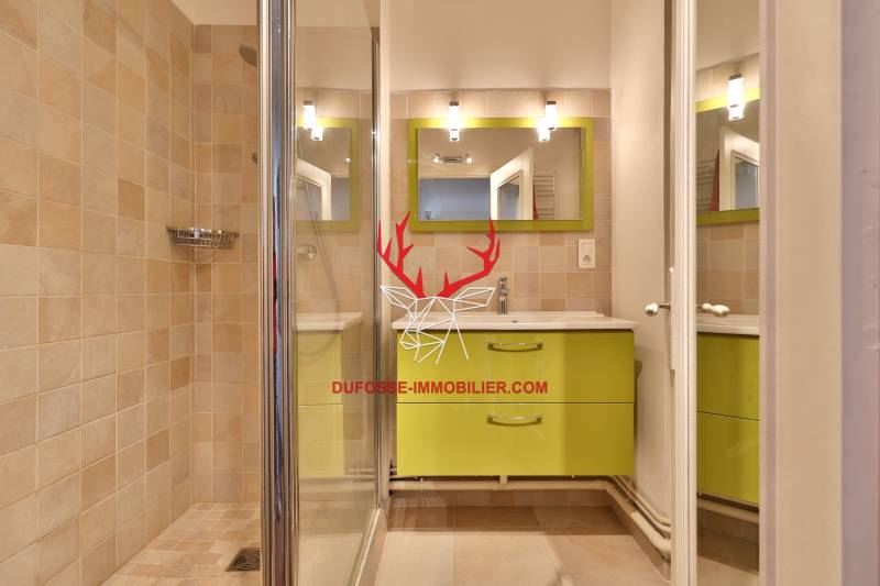 salle d'eau douche à l'italienne meubles laqués