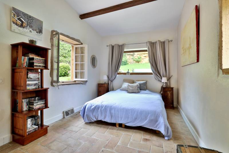 Chambre en rez de jardin de 13,40 m² - Tomettes au sol