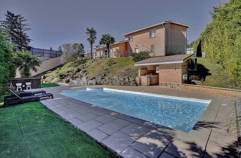 GRENAY PISCINE AVEC POOL HOUSE