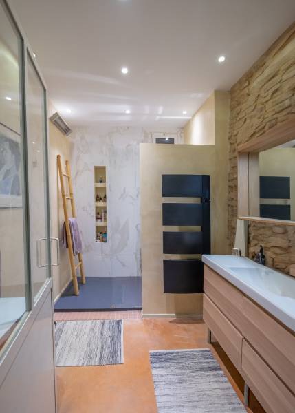 Jardin propice à la farniente à St-André-de-Roquepertuis