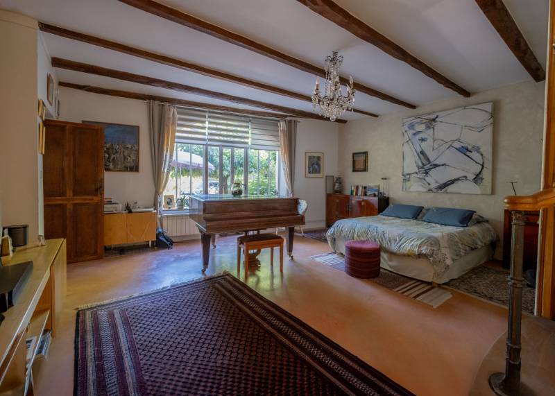 Grand garage ammenagé en atelier 