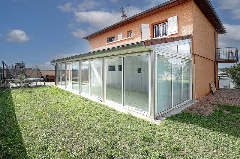 A 30 minutes de Lyon, bien de 5 chambres et jardin de 1000m2.