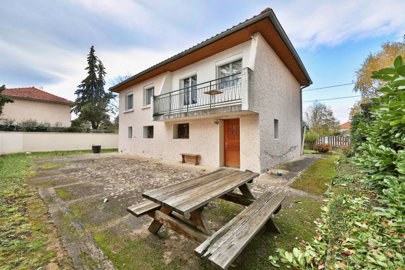 Maison sur Chaponost au calme quartier résidentiel avec terrain plat piscinable, clos et arboré