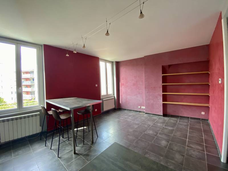 A vendre : appartement F2 dans immeuble ancien à Lyon 7