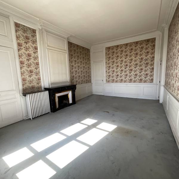lumineux appartement traversant à rénover à vendre à Lyon avec cave et grenier