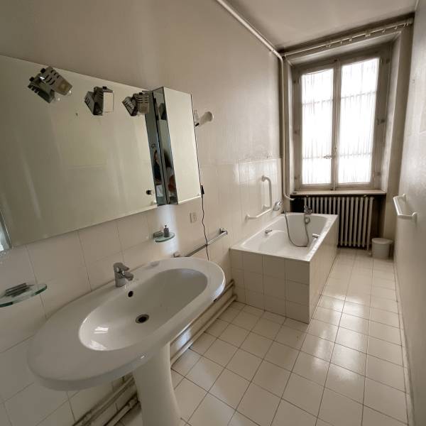 disponible à la vente superbe T7 lumineux et traversant avec très belle vue sur le Rhône à Lyon 1 à optimiser