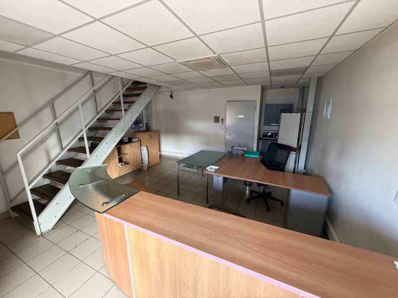 Local industriel de 495 m2 comprenant bureau, réfectoire, salle de réunion