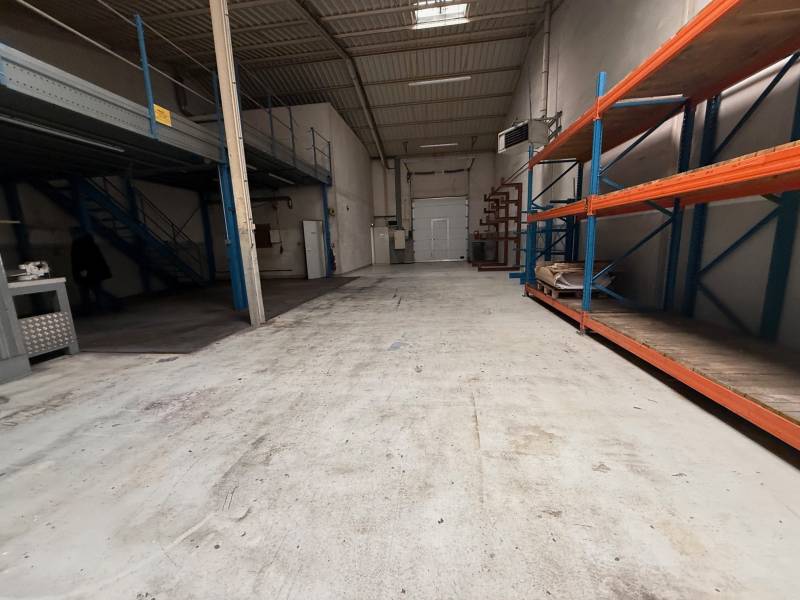 Local industriel de 495 m2 comprenant bureau, réfectoire, salle de réunion