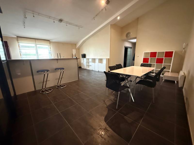 Local industriel de 495 m2 comprenant bureau, réfectoire, salle de réunion