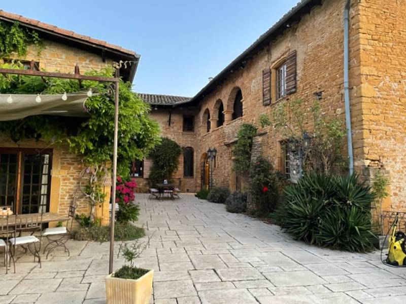 Ville-sur-Jarnioux, ancien Prieuré de 470 m² construit au XVème siècle