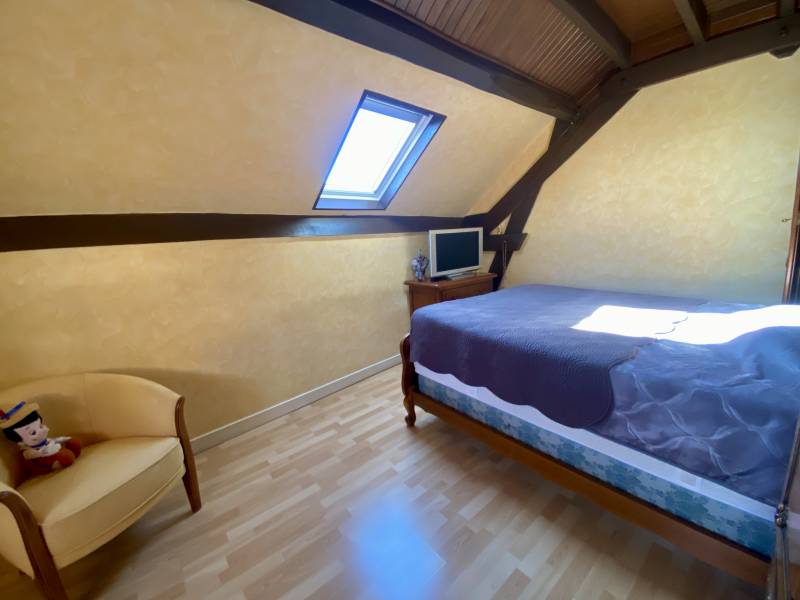 Disponible à la vente : Maison de village à Perreux