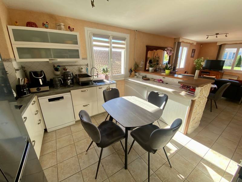 A saisir : Maison de village 7 pièces centre village de Perreux