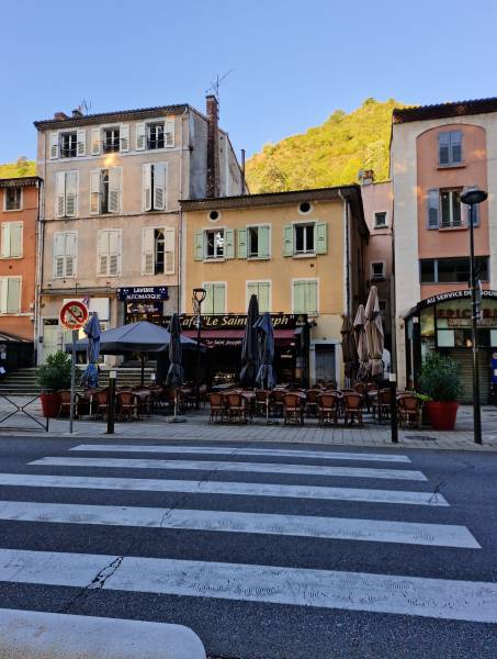 Tournon-sur-Rhône, Fonds de commerce Bar Restaurant 143 M2 AVEC TERRASSE
