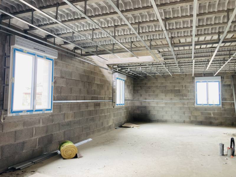 Maison à l'état de plateau de 106m² sur 2 niveaux à aménager avec jardin (environ 150m²)
