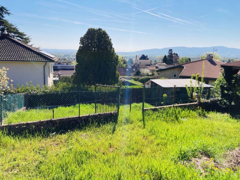 Maison avec garage, cave et jardin clos - proche commodités