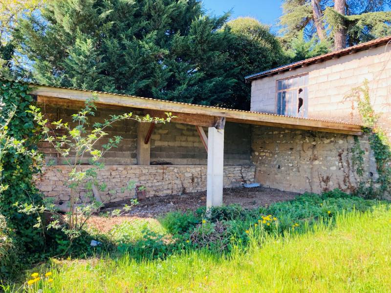 Lucenay - Maison à rénover avec garage, cave, jardin clos - terrain constructible