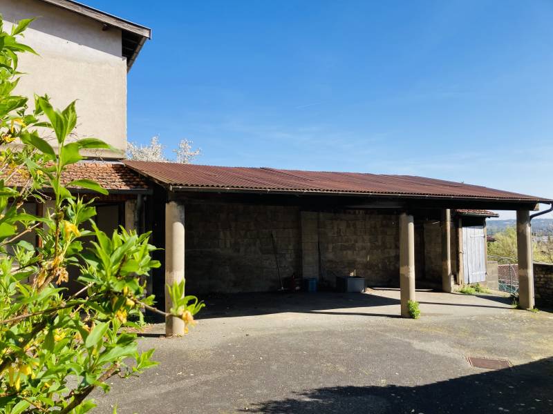 Lucenay centre-village - Maison avec dépendances sur terrain constructible 
