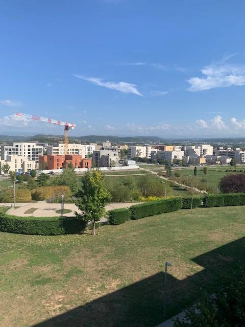 Belle vue dégagée pour ce T4 en duplex et au dernier étage à l'Isle-d'beau