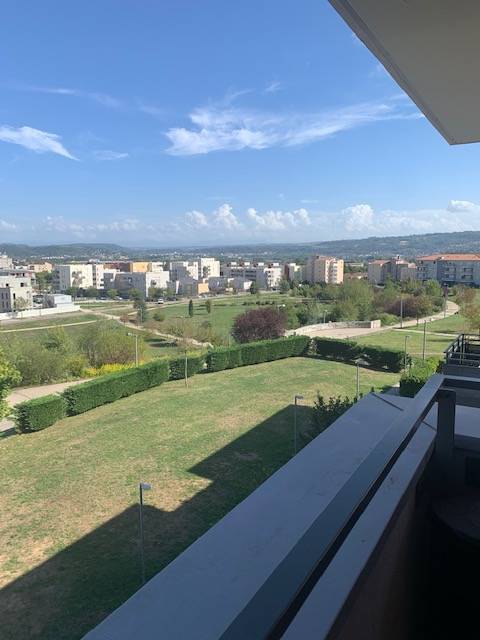 Terrasse semi couverte de 17m2 offrant une jolie vue dégagée