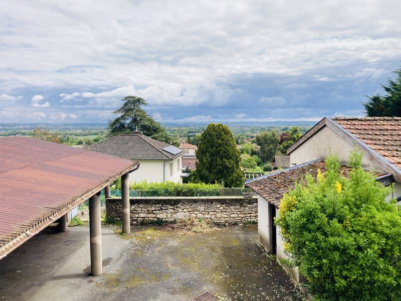 Lucenay, secteur calme et champêtre, maison à rénover avec garage et jardin clos