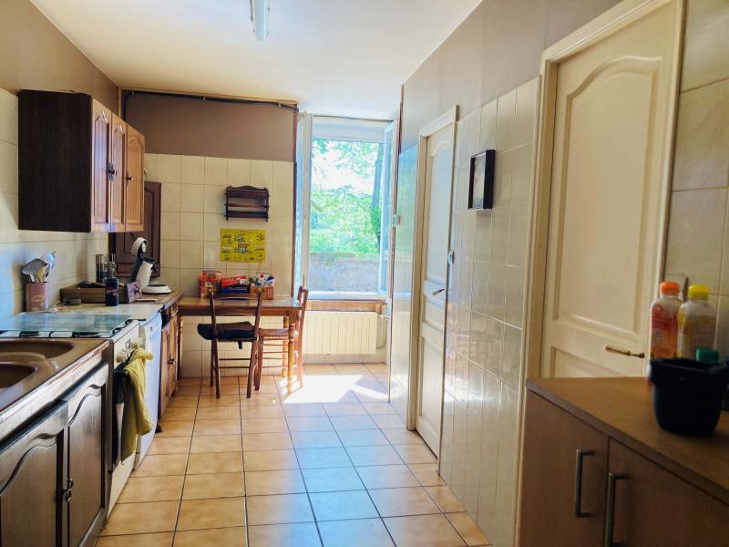 Maison de caractère à rafraîchir de 113m² sur terrain plat arboré