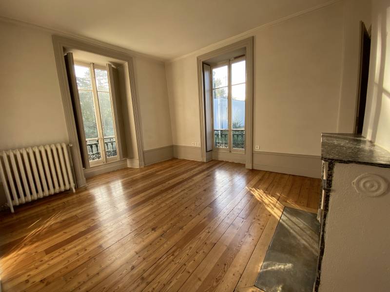 Lumineux appartement T4 avec terrasse et jardin Irigny  au calme dans hôtel particulier rénové