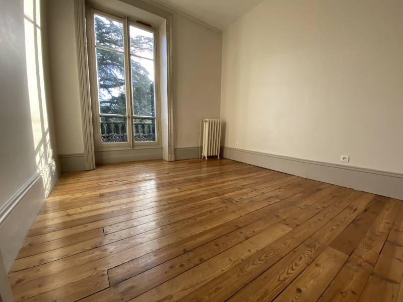 Lumineux appartement T4 avec terrasse et jardin Irigny  au calme dans hôtel particulier rénové