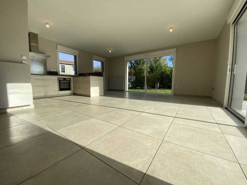 Lumineuse Maison T5 non meublée Tassin-la-Demi-Lune  4 chambres  terrasse et jardin