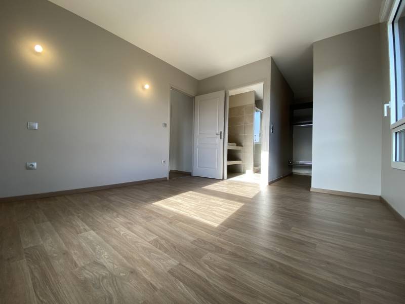 Lumineuse Maison T5 non meublée Tassin-la-Demi-Lune  4 chambres  terrasse et jardin