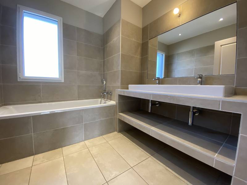 Lumineuse Maison T5 non meublée Tassin-la-Demi-Lune  4 chambres  terrasse et jardin