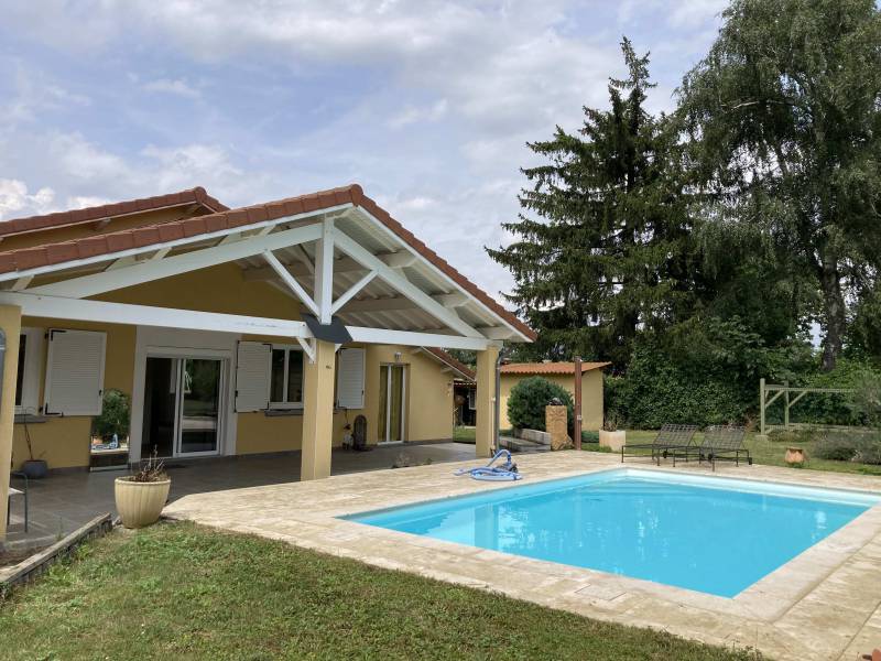 Charantonnay - Maison T5 de plain-pied avec piscine - Dépendances et terrain arboré