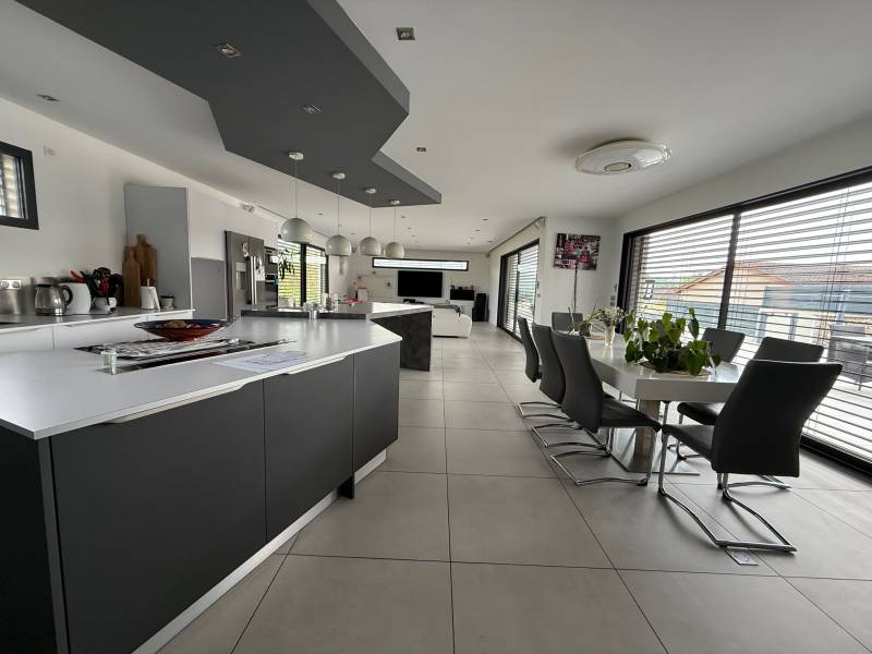 Châtillon d'Azergue, Maison T5 de 218 m2  avec grand sous sol de plus de 100m2 sur un terrain de 1280 m2
