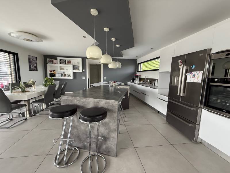 Châtillon d'Azergue, Maison T5 de 218 m2  avec grand sous sol de plus de 100m2 sur un terrain de 1280 m2